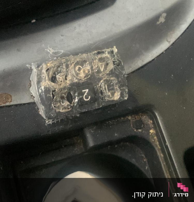 לוח מקשים קטן עם מספרים ברכב